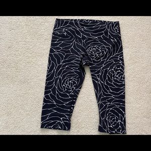 Lululemon crop - size 10 in rose print